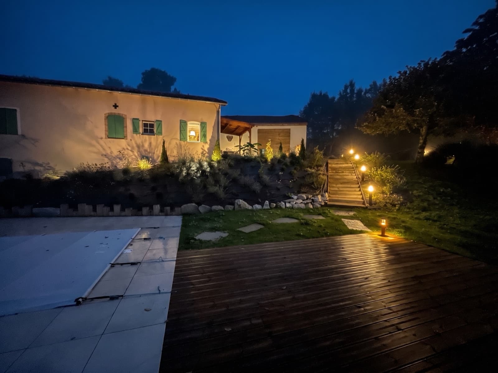 Jardin paysager et terrasse mis en lumière