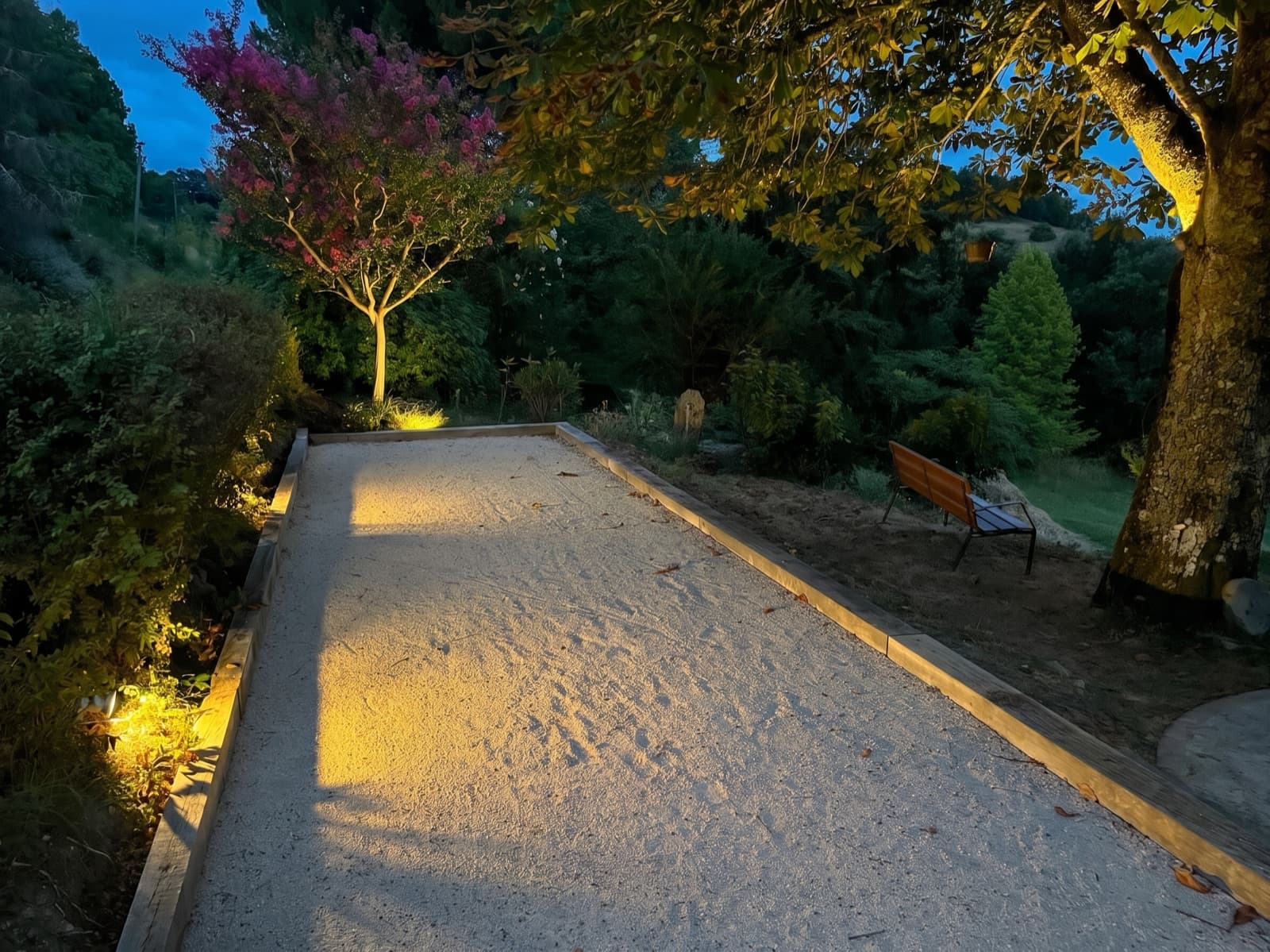 Terrain de pétanque éclairé